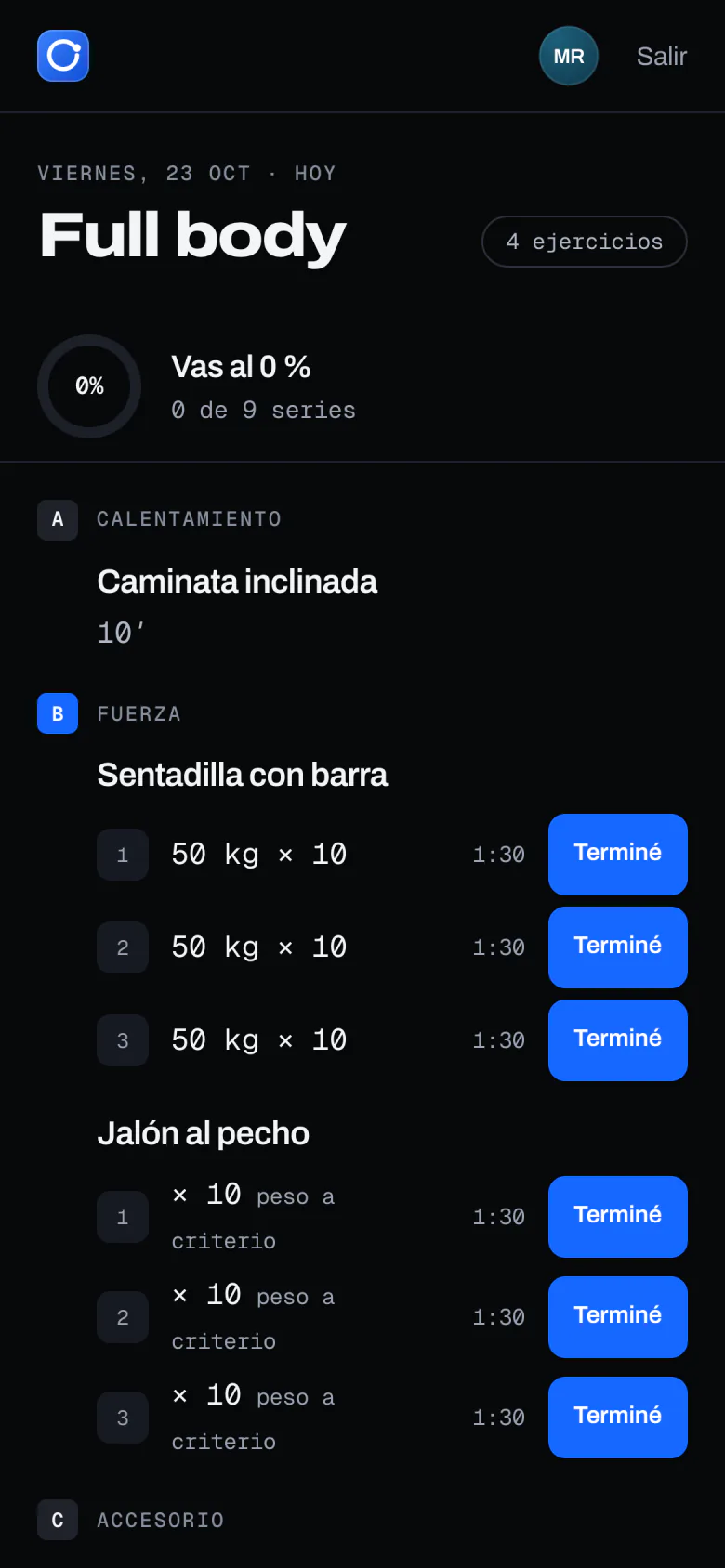 Rutina del día en la app del socio: ejercicios con series, peso y botón «Terminé». Datos ficticios.